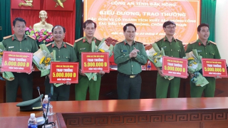 Công an Đắk Nông trao thưởng cho các đơn vị có thành tích xuất sắc