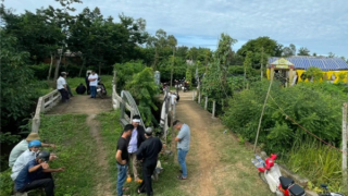 Phát hiện thi thể đang phân huỷ được che bạt trong rừng