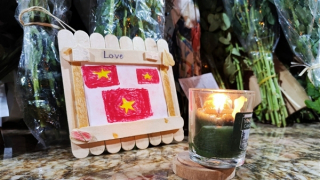 Xúc động tình cảm người dân đến đặt hoa tươi dưới tượng đài Cảnh sát PCCC