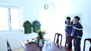 Những người hùng áo xanh giữa màu lửa đỏ