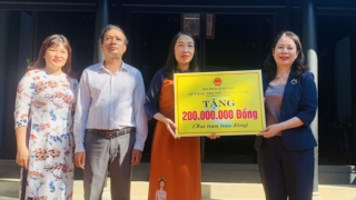 Phó Chủ tịch nước Võ Thị Ánh Xuân dâng hương tại Nhà lưu niệm Bác Hồ ở Thừa Thiên-Huế