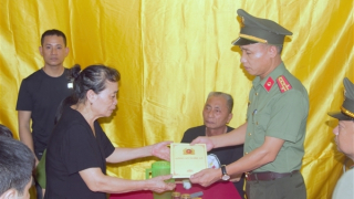 Công an tỉnh Nghệ An thăm hỏi 3 gia đình có CBCS hy sinh khi làm nhiệm vụ