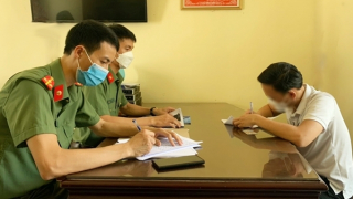 Mượn quân phục Công an mặc cho "oai"