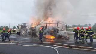 Xe tải chở quần áo cháy rụi, đường cao tốc ùn tắc hơn 5km