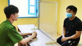 Xông vào tiệm cắt tóc trấn lột tài sản