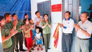 Công an TP Cần Thơ bàn giao “Căn nhà mơ ước” cho hai trẻ mồ côi cha do COVID-19