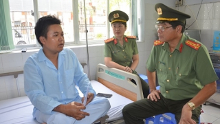 Công an Đồng Tháp thăm cán bộ chiến sĩ bị thương khi làm nhiệm vụ