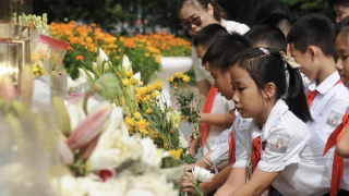 Người dân Thủ đô thành kính đặt hoa dưới chân Tượng đài tiễn đưa các anh về với đất Mẹ