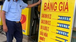 Hai cây xăng chậm hạ giá bị xử phạt