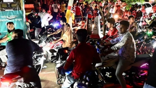 Lo giá xăng tăng, người dân Bangladesh đổ xô đi mua tích trữ