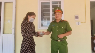 Người dân Vĩnh Thái 3 lần trả tài sản cho người đánh rơi