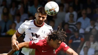 Aleksandar Mitrovic khiến Salah "lu mờ" tại Craven Cottage