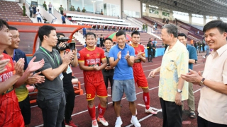 Bộ trưởng Tô Lâm động viên Đội bóng đá CAND tại Phú Thọ