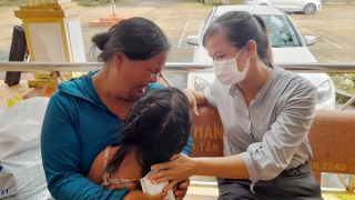 Bé gái 7 tuổi bị cha dượng và mẹ ruột bạo hành đã được cha ruột đón về quê