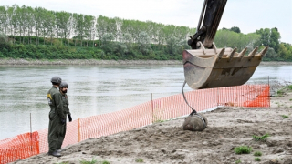 Hạn hán giúp phát lộ quả bom "khủng" chưa nổ dưới đáy sông