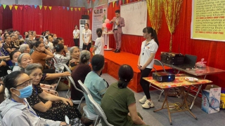 Làng quê dậy sóng vì hội thảo phát quà miễn phí