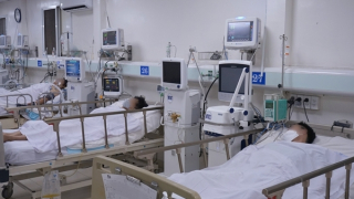 Thêm nhiều người ngộ độc rượu phải nhập viện