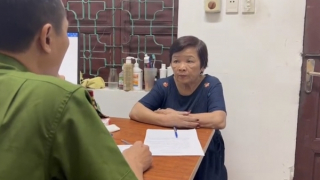 Xách 2 bánh heroin đi thăm con gái