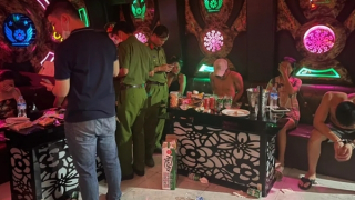 Nhóm "bảy sắc" tụ tập bay lắc trong karaoke, massage