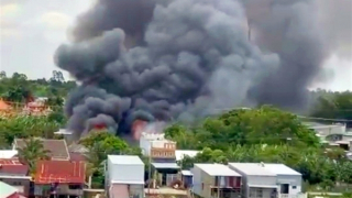 Hỏa hoạn thiêu rụi 3 căn nhà sàn