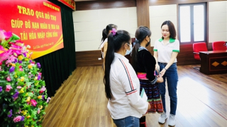 Báo CAND trao quà hỗ trợ các nạn nhân bị mua bán người giúp tái hòa nhập cộng đồng