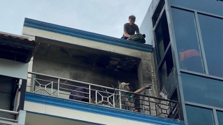 Hàn xì sửa quán cà phê gây cháy lan sang nhà 3 tầng