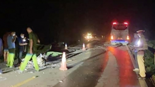 Xe máy kẹp 3 đấu đầu xe khách