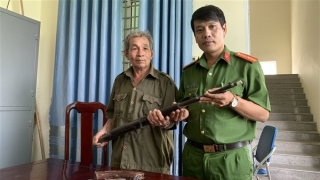 Công an xã vận động người dân giao nộp 2 khẩu súng