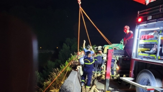 Xe tải chở gỗ keo tràm lật trên QL49, 4 người tử vong