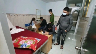 Ập vào nhà nghỉ, bắt quả tang 4 đôi đang mua bán dâm