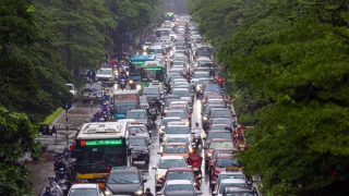 Ảnh hưởng áp thấp, nhiều tuyến đường người xe "chôn chân" trong mưa