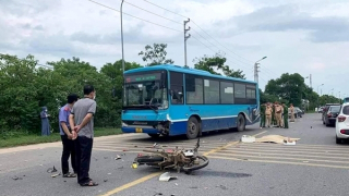 2 thanh niên đi xe máy tử vong sau va chạm với xe buýt
