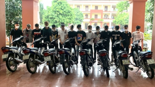 Xử lý 15 “trẻ trâu” bốc đầu xe máy