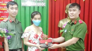 Người dân cảm kích trước hành động đẹp của CBCS Công an huyện Cần Giuộc