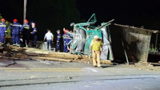 TNGT nghiêm trọng trên QL49A:  Lái xe tải không làm chủ tốc độ, chở quá số người