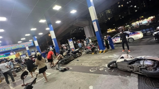 Ô tô lao vào cây xăng trên đường Láng, nhiều người bị thương