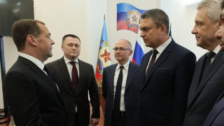 Cựu Tổng thống Nga Medvedev thay mặt ông Putin tới Donbass