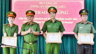 Khen thưởng tập thể, cá nhân xuất sắc trong công tác truy nã tội phạm