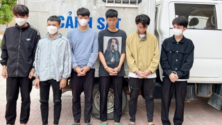 Hát karaoke nhân tổng kết năm học, hai nhóm nam sinh dùng gạch đá, vỏ chai bia "nói chuyện"