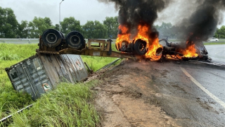 Container lật ngửa rồi cháy rụi trên cao tốc Hà Nội - Hải Phòng