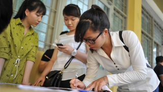 Áp lực tăng học phí "đè nặng" sinh viên