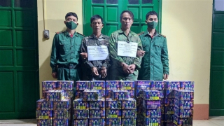 Rủ bạn vác hàng cấm qua biên giới để chia tiền công