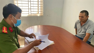 Đổ xăng phóng hoả nhà hàng xóm vì bức xúc bị quỵt nợ