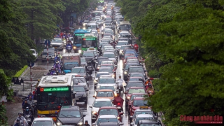 Nên giải quyết tình trạng ùn tắc giao thông theo kiểu “con nhà nghèo”