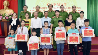 Phần quà ý nghĩa trao tặng con các liệt sỹ trước thềm năm học mới