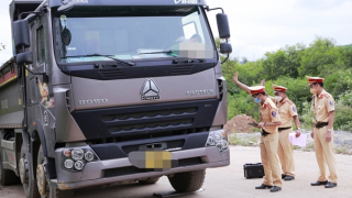 Xử lý nghiêm xe quá tải trên cung đường Tây Bắc