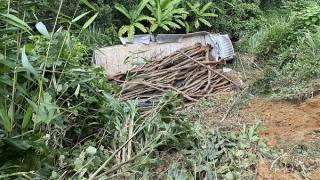 Xe tải lao xuống vực, tài xế và phụ xe thoát chết trong gang tấc