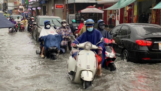 Hàng loạt tuyến đường ở TP Hồ Chí Minh ngập nặng trong cơn mưa trắng trời