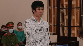 Lãnh án vì cầm búa chém hàng xóm