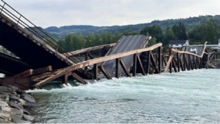 Sập cầu tại Na Uy, hai tài xế thoát chết thần kì